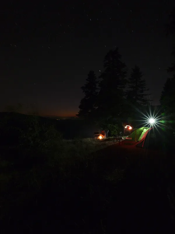 Gece karanlığında kamp alanı; 2 dakikalık pozlama.
