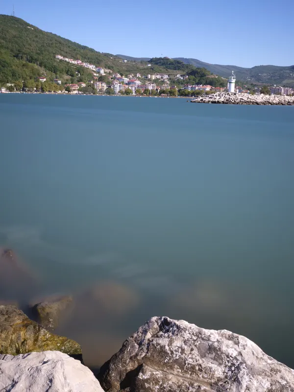 Cide sahili, kasaba ve deniz feneri; 133 saniyelik pozlama.