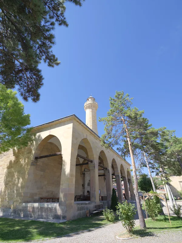 Caminin revaklı son cemaat yeri ve minaresi.