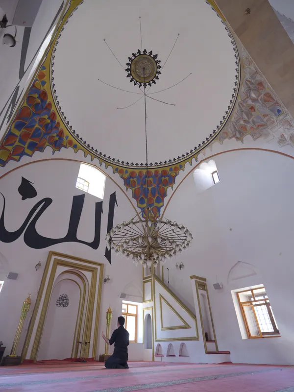 Cami içi: kubbe, hat levhaları ve mihrap.