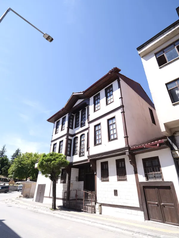 Külliye çevresinde geleneksel bir Kastamonu konağı.