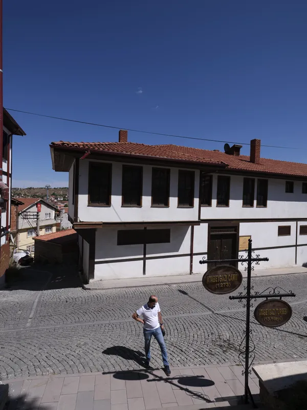 Taş döşeli sokakta cumbalı Kastamonu evi.