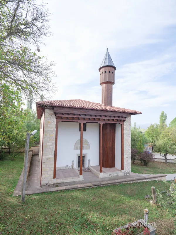 Mahmutbey Camii'nin dıştan görünüşü; ahşap saçak ve minare.