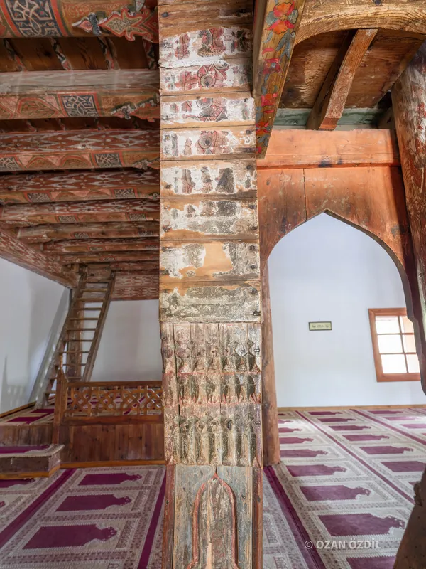 Kalem işli ahşap direk ve arkasındaki mahfil.