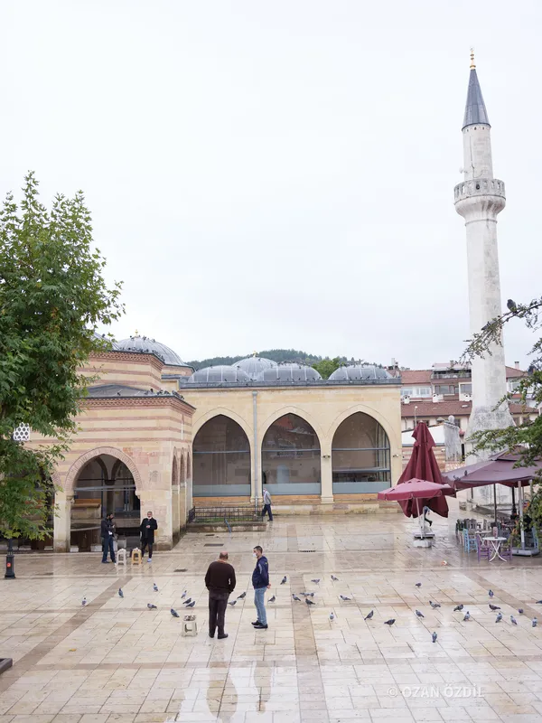 Meydandan caminin kubbeleri ve minaresi.