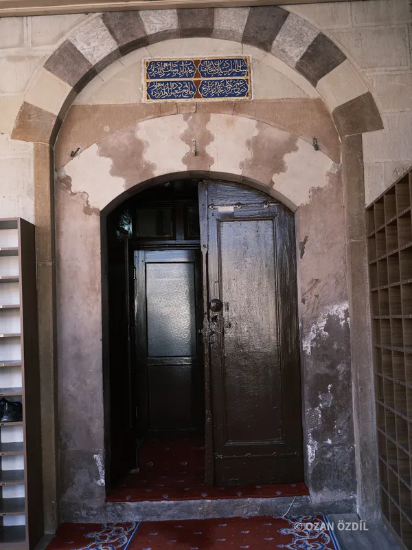 Taç kapı ve ahşap kapı kanadı.
