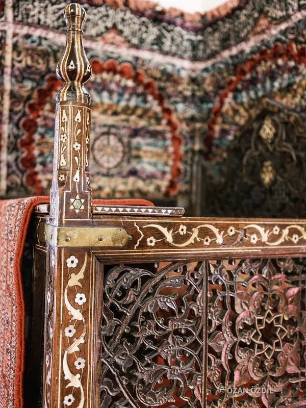 Vaaz kürsüsünün kakma ve oyma detayları.