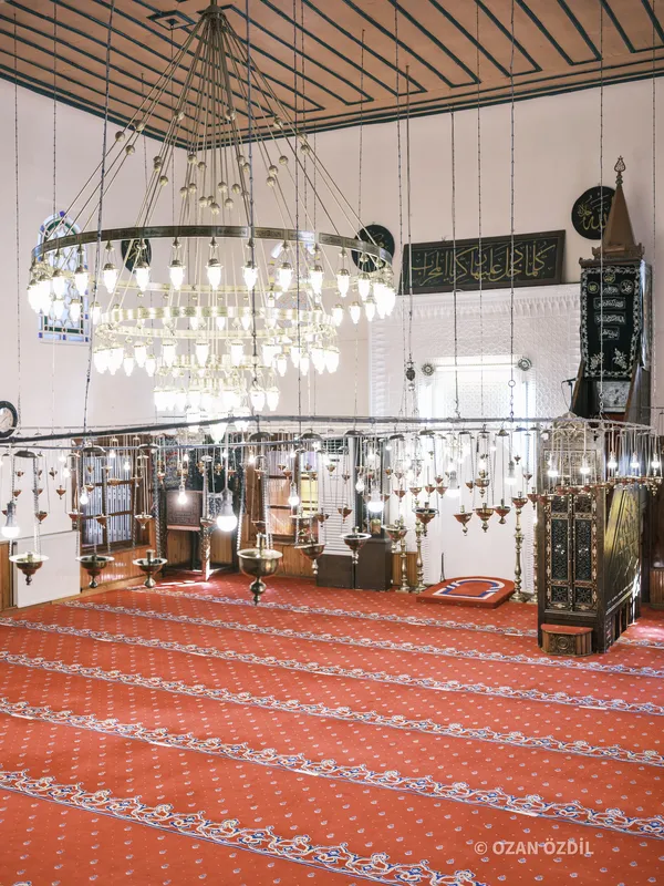 Avizeler ve harim; sağda minber.