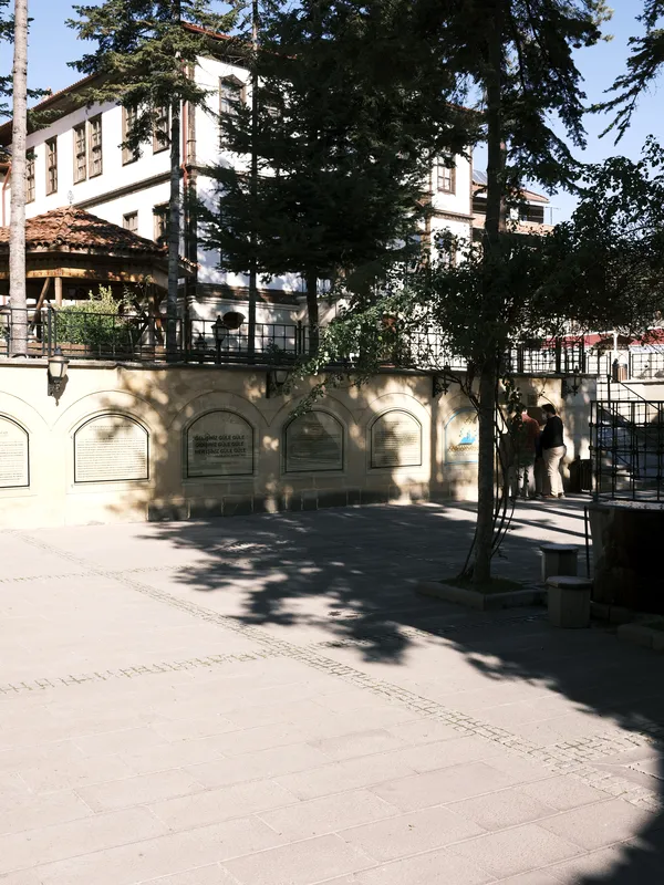Avlu ve çevresindeki ahşap konaklar.